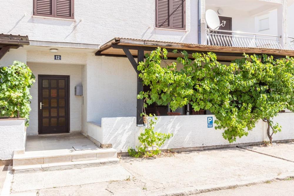 Apartments Vladan With Terrace Башка Экстерьер фото